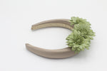 Cargar imagen en el visor de la galería, Diadema con Volumen de Flores - Verde
